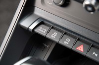 「アウディドライブセレクト」のスイッチはセンターコンソールにレイアウトされる。ドライブモードは「オート」「コンフォート」「ダイナミック」「オフロード」「エフィシエンシー」に「インディビジュアル」を加えた全6種類と豊富。