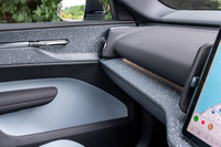 リサイクル素材とバイオ素材が組み合わされたダッシュボードパネルやドアトリムが「EX30」の優しい雰囲気をさらに際立たせている。「クラウドブルー」と「オニキスブラック」の外板色車両には、廃棄された塩化ビニールや廃ブラスチックを粉砕してつくった「パーティクル」（写真）と呼ばれるデコラティブパネルの内装が組み合わされる。