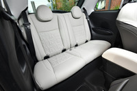 既存の「500」と同じく、後席は空間的にあくまで“緊急用”。「アイコン」と「オープン」では、背もたれに5：5の分割可倒機構が備わる。