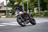 フロントサスペンションはKYB製の倒立タイプ。ストローク量は、オフロード走行に配慮し、長めの200mmとなっている。