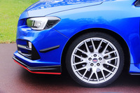 STIオリジナルの、19インチホイールやドリルドディスクローターが目を引く。