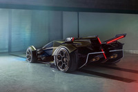 大型のリアウイングにY字をモチーフとしたテールランプが組み込まれている。