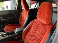 ベロア調のシート。類似の素材でも、往年の米国車や日本車とは異なるモダンさが感じられる。