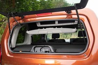 リアゲートはガラス部分だけが開く仕掛け。天井のシーリングボックスに直接アクセスできるのが便利だ。