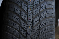 トレッド面の中央には、雪や氷をしっかり噛（か）むために「3Dサイプ」と呼ばれる細かい溝を配置。雪道でのグリップ性能を高めている。