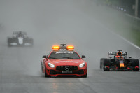 降り続ける雨に、スタートは3時間以上順延。水煙による視界不良がスタートを阻んだ。最終的に、セーフティーカー先導で3周を終えたことでレースは成立。これまでの最短レースだった1991年オーストラリアGPの14周（53km）よりはるかに短い“記録”が生まれた。また、規定周回の75％に満たなかったことで、2009年マレーシアGP以来、史上6度目のハーフポイントレースとなった。（Photo=Getty Images / Red Bull Content Pool）