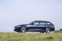 「タンザナイトブルー」のボディーカラーは26万7000円のオプション。今回の試乗車には色付きの「サンプロテクションガラス」（オプション）が採用されておらず、すっきりさわやかな雰囲気だ。