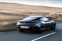 「アストンマーティンDB11」に高性能バージョンの「AMR」登場の画像