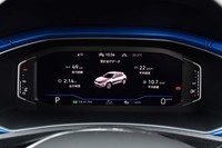 「デジタルコックピットプロ」と呼ばれるデジタルメータークラスターは全グレード共通のアイテム。オーソドックスな円形メーターのほか、燃費データやカーナビの地図を大きく表示できる。