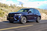 日本仕様の「X5 Mコンペティション」（写真）と「X6 Mコンペティション」では、高速道路での渋滞時において手放し運転が可能になるハンズオフ機能も利用できる。