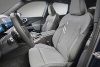 スポーティーなデザインのシート。リムの太いステアリングホイールがBMWらしい。