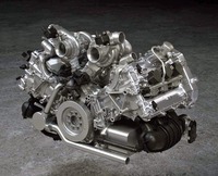 「アルトゥーラ」に搭載される、新開発のV6ターボエンジン。2基のターボをシリンダーバンク上に配置する“ホットVレイアウト”が採用されている。
