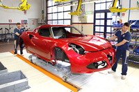 「アルファ・ロメオ4C」生産の様子が明らかに【Movie】