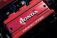 2002年登場のモデルでは、ベース車の進化に伴い3.2リッターにエンジンの排気量を拡大。やはり徹底的にバランス取りがなされ、職人の手によって1基ずつ手作業で組み立てられた。