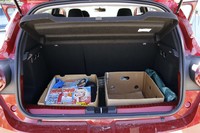 ラゲッジルーム容量は410～1455リッターと、「フォルクスワーゲン・ゴルフ」より大きい。マルチェッラさんが愛読する女性週刊誌が積まれていた。