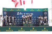 表彰式のワンシーン。中央は8号車の3人。トヨタのもう1台、7号車は3位でレースを終えた（写真右）。