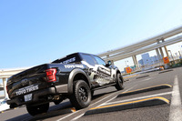 エンジンやパワートレイン、サスペンションと、各所に専用の設計や特殊な装備が用いられた「F-150ラプター」。アメリカでの価格は5万0020ドルからとなっている。