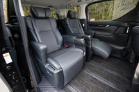 「ZG」に装備される「エグゼクティブパワーシート」。電動式のリクライニング調整機構やオットマンが備わっており、オプションの本革シートを選ぶとヒーターも追加装備される。