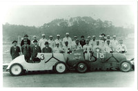 1936年10月の第2回全国自動車競走大会に日産が投入した「スーパーダットサン」。セミモノコックのボディーに747ccの過給機付きDOHCエンジンを搭載した「NL75」（写真右）が勝利を挙げた。