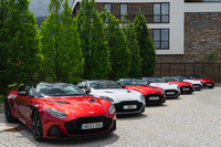 アストンマーティンでは「DBSスーパーレッジェーラ」を先代「ヴァンキッシュ」の後継モデルと位置づけている。