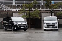 2019年12月に発売された、トヨタの新型ピープルムーバー「グランエース」。3列6人乗りの「プレミアム」（写真左）と4列8人乗り「G」（同右）の2タイプがラインナップされている。