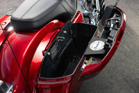 サイドバックの容量は左右合わせて68リッター。トップケースを備えた「ロードマスター」は計140リッターの収納を持つことになる。いずれもリモートロック機能付きだ。