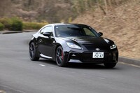 これまでより安定志向となった「トヨタGR86」だが、それでも「スバルBRZ」と比べたらフットワークは軽やか。軽快感と安定感を絶妙なところでバランスさせている。