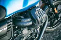 エンジンは縦置きのV型2気筒という非常にユニークなもの。「V7 III」のものは、これまでのエンジンから80×74mmというボア×ストロークは受け継ぎつつ、アルミニウム製のヘッドやピストン、シリンダーを新開発。約10％の出力向上を実現している。