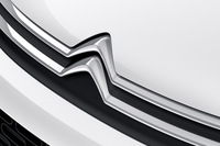 シトロエンを象徴する“ダブルシェブロン”のマーク。今はフロントグリルと一体化したデザインとなっている。