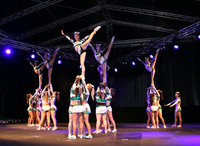 会場の特設ステージは、イベントの開催された2夜とも、さまざまなアトラクションやパフォーマンスで盛り上がった。