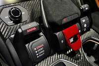 エンジンのスタータースイッチはミサイルの発射ボタン風。夜の首都高でマッハ10を出すために「ウルス ペルフォルマンテ」のドライブモードセレクター「TAMBURO」で、最強の「コルサ」モードを選択した。