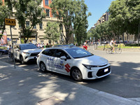 同じ場所で観察していると「スズキ・スウェイス」もやってきた。欧州における「トヨタ・カローラ ツーリングスポーツ」のOEM版である。