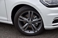 「マイスター」グレード専用デザインの10スポークホイール。ブリヂストンの「トランザT001」タイヤが組み合わされていた。