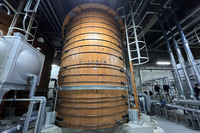 地下3階にある2つの「ヒバの大樽」。樹齢200年を超える、カナダ産のヒバの木を使ってつくられたひとつ35tの貯水量を誇る飲料水用のタンクだ。