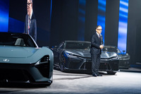 「トヨタGR GT」と「レクサスLFAコンセプト」の発表会より、トヨタ自動車の豊田章男会長。同社のモータースポーツへの献身は、自動車文化醸成のための慈善事業か？　はたまた……。　
	ほった「個人的には会長のワガママのほうが、いちカーオタクとしてむしろ好感が持てるんですが」