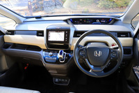 木目調のパネルを装着するなど、インテリアについては、誰もがリラックスできる空間を目指してデザインされている。