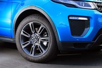 「ランドマークエディション」に装備される、「グロスダークグレー」仕上げの19インチアルミホイール。装着されるグッドイヤーのSUV用タイヤには（当然ながら）十分な溝が残っていた。