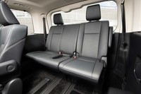 8人乗り仕様車の4列目は、チップアップ機能を持つ2人掛け。荷室を最大化する際は座面を持ち上げ前方にスライドさせる。