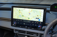 ダッシュ中央のタッチスクリーンは14インチへと拡大。ただし、以前は別立てだったエアコンのタッチパネルが統合されているため、マップなどの表示面積は変わっていないようだ。