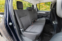 リアシートには、「X」では左右一体式の、「Z」では左右6：4分割式の座面チップアップ機能が備わるほか、後者にはカップホルダー（2個）付きのセンターアームレストも装備される。