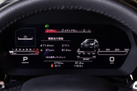 12.3インチサイズの「アウディバーチャルコックピットプラス」を標準装備。マニュアルモードではRS専用のシフトインジケーターがグリーンからイエロー、レッドと色を変えながら点滅し、変速を促す。