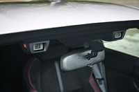 MT車用の「アイサイト」は、「BRZ」のAT車用システムをベースに改良を加えたもので、2つのカメラが搭載される。プリクラッシュブレーキや追従機能付きクルーズコントロール、車線逸脱／ふらつき警報、先行車発進お知らせなどの機能が盛り込まれている。