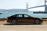 ボディーについては、従来モデルでは標準ボディーとロングボディーの2種類があったが、新型ではロングボディーに一本化。5235mmの全長や1900mmの全幅に対し、1450mmという低い全高が目を引く。