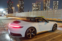 辰巳のタワマン群をバックにたたずむ白い「911カレラ カブリオレ」。こうた都会的な夜景のなかでオープンカーを見ると、なんだかとってもアメリカみたいで成功者の気分が味わえる。