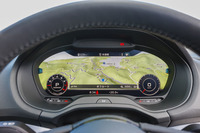 テスト車にはフル液晶メーターパネルの「アウディバーチャルコックピット」（オプション）が装着されていた。写真はマップを最大限に大きく表示させたところ。