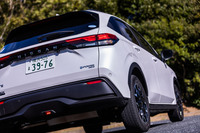 専用サスペンションや外径の大きなタイヤを採用することで、最低地上高は「ノートX FOUR」よりも25mm引き上げられた150mmになっている。