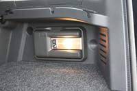 荷室の室内灯部分には、取り外して使える懐中電灯が備わる。