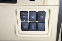 運転席右側のコントロールパネル。万が一、排出ガス浄化装置内のフィルターの再生がうまくいかず、ススが規定値を超えて堆積した場合、手動でススを燃焼処理するための「排出ガス浄化スイッチ」が備わっている（下段左）。