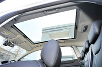 大型の「パノラミックルーフ」を標準で装備する。