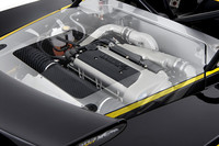 トヨタ製2ZZ-GEにルーツ式スーパーチャージャーを組み合わせたパワーユニットは255psを発生。写真をみればわかるとおりインタークーラーはエキシージより低い部分にレイアウトされており、そのぶん吸気系の取り回しは長いが重心の低下に寄与している。